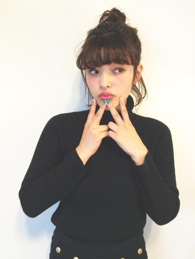 ミディアムヘアスタイル  ヘアアレンジ アレンジ ポニーテールアレンジ ポニーテール風 ポニーテール 外国人風カラー 外国人風 ネイル ヘアセット ルーズ アッシュ グレージュ グレージュカラー ベージュ 表参道 表参道駅4分 美容室regilo REGILO
