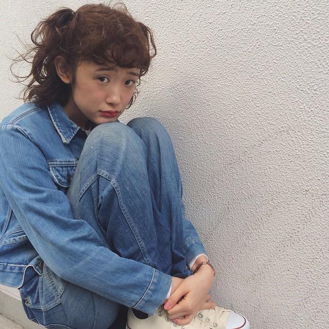 ヘアアレンジヘアスタイル  畑田萌 デニムジャケット デニム デニムパンツ デニムオンデニム ショートバング 眉上バング くせ毛風 代官山 roma