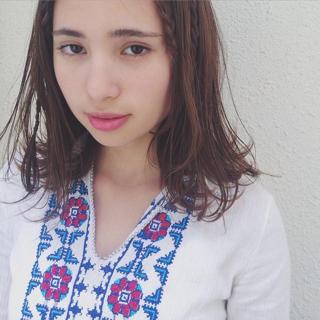 ショートヘアスタイル  シースルーバング 外ハネ ウェット 透明感 ショート ナチュラル ショートバンク