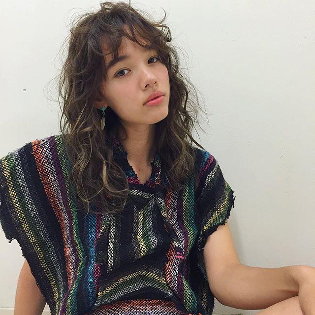 ミディアムヘアスタイル  内埜晃宏 ナチュラル 透明感 外国人風 ダークトーン FUDGE 表参道 原宿 ニット ハイネック meuvle