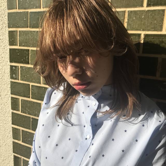 ショートヘアスタイル  ダークトーン 黒髪 ウルフ ショートバング 眉上バング 外ハネ ラフ ナチュラル 透明感 roma