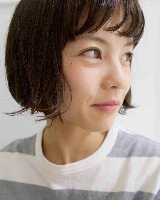 ボブヘアスタイル  atena 六本松 アッシュ ウェーブ うざバング センターパート シースルーバング 無造作 外国人風 黒髪 ラフ 耳かけ 外ハネ アンニュイ かきあげバング ウェット デニム