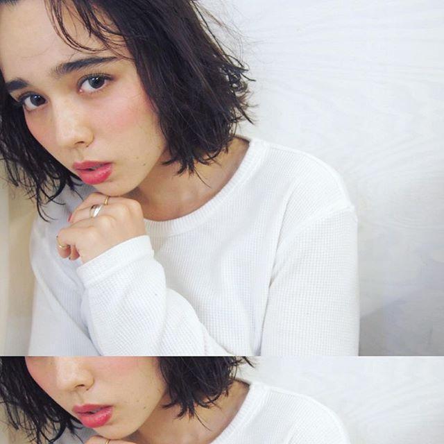 セミロングヘアスタイル  MEIMU ダークトーン 黒髪 かきあげバング 無造作 ラフ ルーズ 束感 カジュアル ストリート 白T 原宿
