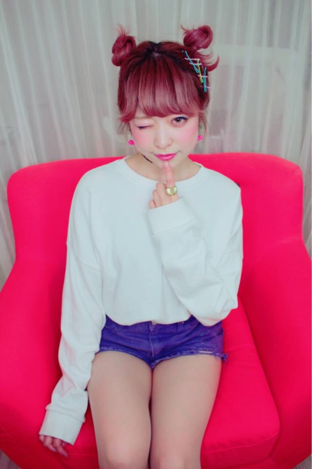 ショートヘアスタイル  レース ダークトーン 眉上バング デニム デニムパンツ