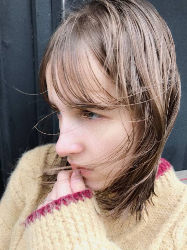 ロングヘアスタイル  Laji 無造作 外国人風 ゴールドピン ラフ 耳かけ 外ハネ アンニュイ かきあげバング 透明感 ウェット ウェーブ アッシュ
