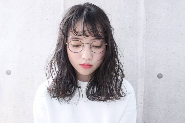 セミロングヘアスタイル  大人かわいい 外国人風ハイライト アディクシーカラー グラデーション throw グレージュ イルミナカラー インナーカラー こなれ女子 透明感 アッシュ ウェット アンニュイ 外ハネ 耳かけ ラフ 黒髪 ゴールドピン 外国人風 無造作