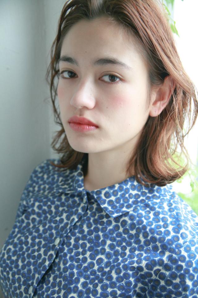 ロングヘアスタイル  La Rica シースルーバング 無造作 外国人風 黒髪 ラフ 外ハネ アンニュイ ウェット ウェーブ アッシュ パーマ グラデーション 透明感 ハイライト めがね 前髪 ショートバンク ブルージュカラー ブルージュ