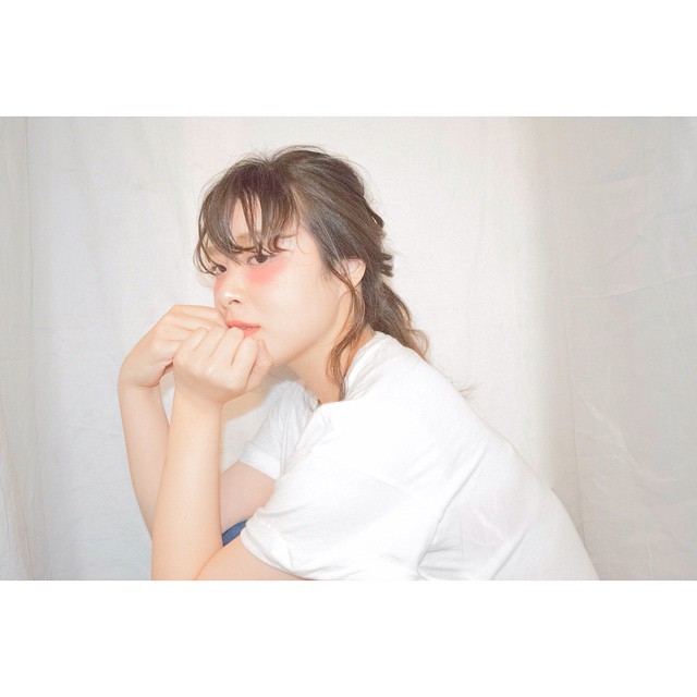 ヘアアレンジヘアスタイル  徳田誠也 シースルーバング モテ 愛され ルーズ 立川 大人可愛い Tシャツ カジュアル
