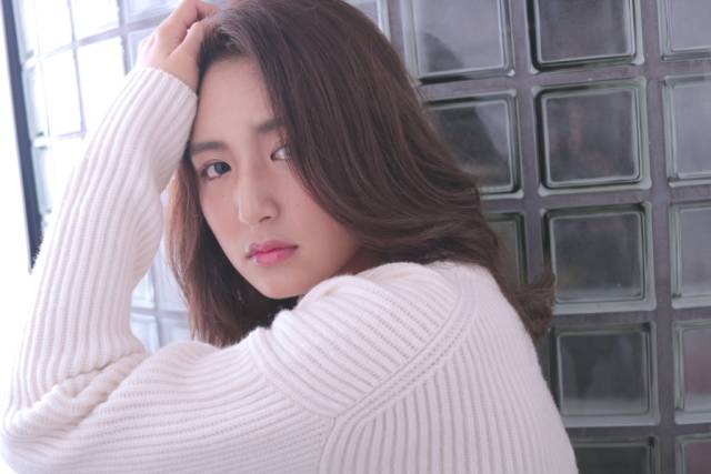 セミロングヘアスタイル  HAIR DERA'S 銀座 TOKIOトリートメント 外国人風 外ハネ ツヤ感 シースルーバング Rカラー 透明感 アッシュ グレイビーカラー