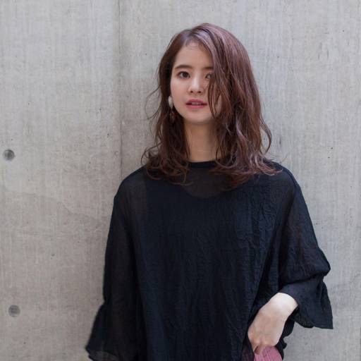 ミディアムヘアスタイル  ROVER うざバング センターパート シースルーバング 無造作 ラフ 耳かけ 外ハネ アンニュイ ウェット かきあげバング 透明感 ウェーブ アッシュ ゆるふわ ルーズ 抜け感