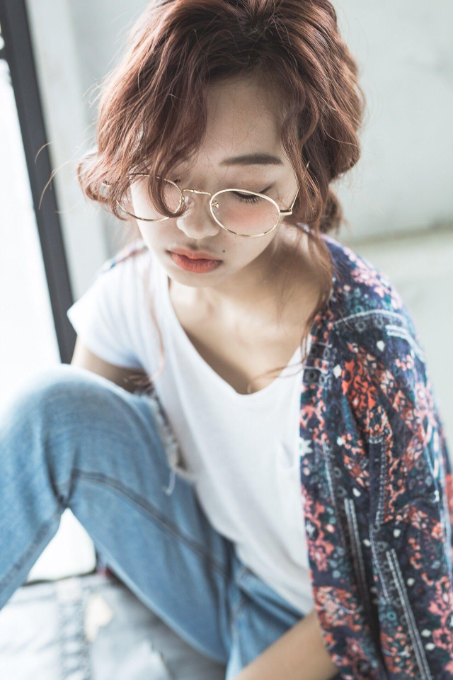ヘアアレンジヘアスタイル  Laji うざバング 編みこみ シースルーバング 無造作 ゴールドピン ラフ 外国人風 耳かけ 外ハネ アンニュイ ウェット ウェーブ アッシュ 透明感