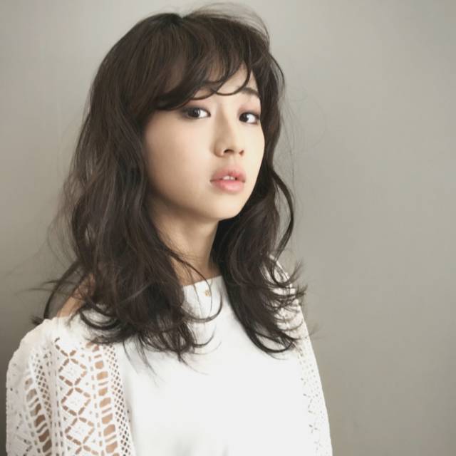 セミロングヘアスタイル  デジタルパーマ #2018年ヘアスタイル オフィスヘアー 透明感 暗髪 デザイナー 真鍋隆典 ブランコ ウェーブヘアー ゆるウェーブ ゆるふわウェーブ ウェット感 愛されヘア 黒髪 モテミディー モテ