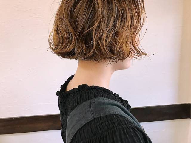 ロングヘアスタイル  かきあげバング サングラス グレーアッシュ アッシュ