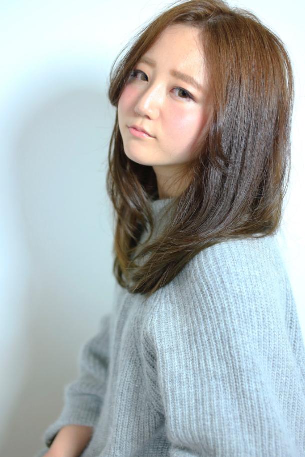 ミディアムヘアスタイル  ダークトーン 無造作 外国人風 ボヘミアン かきあげバング BAROQUE