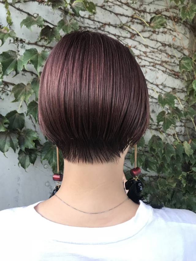 ボブヘアスタイル  うざバング センターパート 編みこみ シースルーバング 無造作 外国人風 ゴールドピン 黒髪 ラフ 耳かけ 外ハネ アンニュイ ウェット かきあげバング ウェーブ 結婚式 デニム アッシュ 透明感