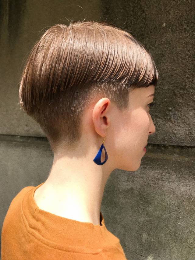 ボブヘアスタイル  ショートボブ ワンカール 黒髪 ハイライト 透明感 抜け感 おフェロ 色気 かわいい 大人可愛い 無造作 ラフ アンニュイ カール 前髪 センターパート パーマ ニュアンス