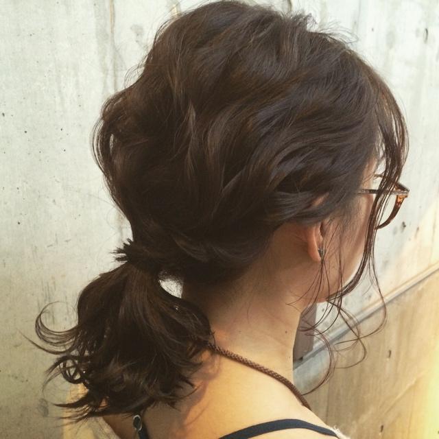 ヘアアレンジヘアスタイル  ヘアアレンジ メガネ アレンジ カジュアル ウェーブ ダウンスタイル ローポニーテール ミディアムアレンジ キタザトカズヤ beyond