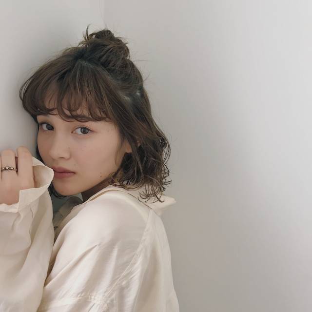 ヘアアレンジヘアスタイル  編みこみ 無造作 ラフ 外ハネ アンニュイ ウェーブ おだんごアレンジ ボブ 簡単アレンジ ナチュラル 透明感 抜け感 ハイライト