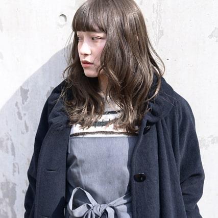 セミロングヘアスタイル  vicca 南青山 前髪 透明感 グレージュ vicca萩原