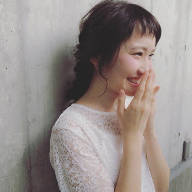 ミディアムヘアスタイル  MAYUKA ABE ロブ ダークトーン 黒髪 かきあげバング ヘルシー 外ハネ 無造作 ラフ 白T 表参道 LAURUN