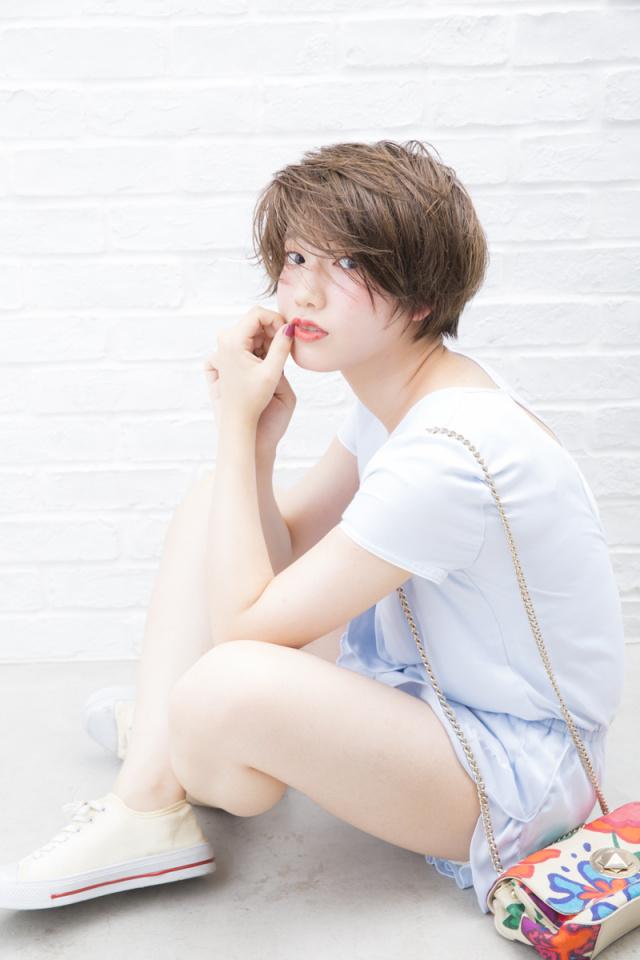 ロングヘアスタイル  うざバング センターパート 編みこみ シースルーバング 無造作 外国人風 ゴールドピン 黒髪 ラフ 耳かけ 外ハネ アンニュイ ウェット かきあげバング 透明感 結婚式 デニム アッシュ ウェーブ