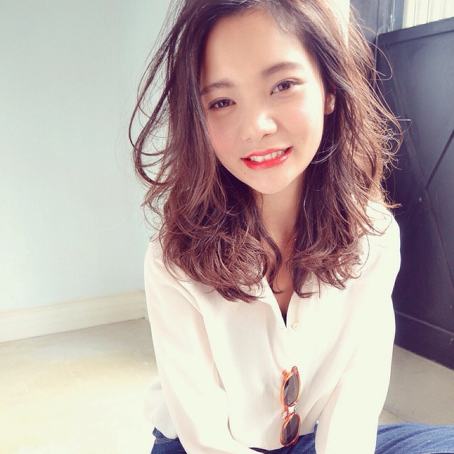 セミロングヘアスタイル  山崎浩 セミディ かきあげバング ナチュラル 白シャツ 立川