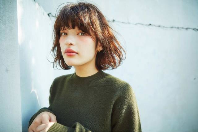 ボブヘアスタイル  AKAMEE omotesando 無造作 外国人風 うざバング シースルーバング ラフ ウェット 耳かけ アンニュイ 外ハネ 透明感 ナチュラル おフェロ ダークトーン