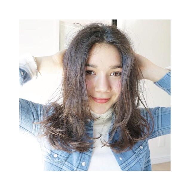 ミディアムヘアスタイル  齋藤愛 アッシュ 外国人風 デニムジャケット 透明感 ナチュラル ラフ FUDGE 青山 表参道