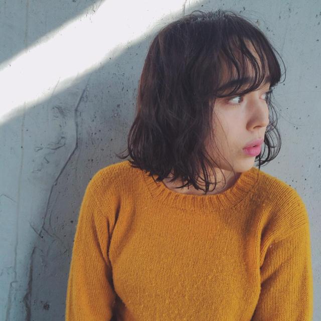 ボブヘアスタイル  ダークトーン 無造作 ラフ くせ毛風 パーマ ウェット ニット マスタード イエロー ファッション