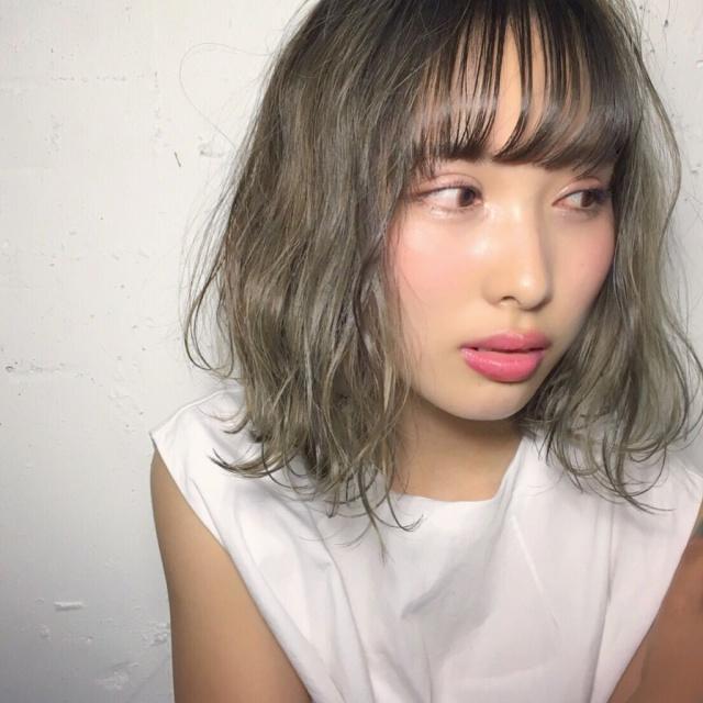 ミディアムヘアスタイル  ハイライト シースルーバング 外国人風 無造作 外ハネ ウェット 透明感 うざバング アッシュ blue faces