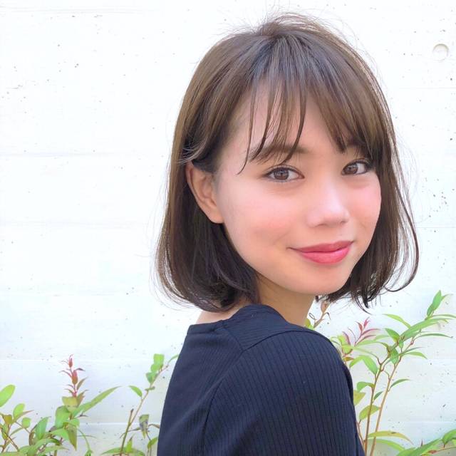 ボブヘアスタイル  HOULe ショートバング 透明感 ベージュ