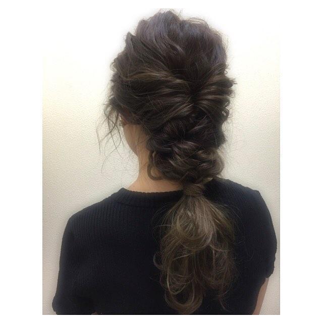 ヘアアレンジヘアスタイル  ロングアレンジ ダウンスタイル くるりんぱ フィッシュボーン ダークトーン