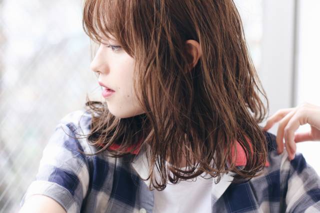 ミディアムヘアスタイル  mailo セミディ ロブ シースルーバング くせ毛風パーマ くせ毛風 アッシュカラー アッシュベージュ ミルクティーアッシュ 大人可愛い 大人かわいい セミウェット ナチュラル 厚めバング アンニュイ アンニュイカール ルーズパーマ 伸ばしかけ
