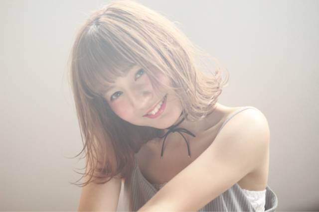 ボブヘアスタイル  外ハネ 外ハネボブ シースルーバング シースルーカラー シースルーボブ 透明感 ウェット 濡れ感 おフェロ 大人可愛い 抜け感 ショートボブ ニュアンスボブ アンニュイ 透け感ボブ 大人ボブ 切りっぱなし 切りっぱなしボブ