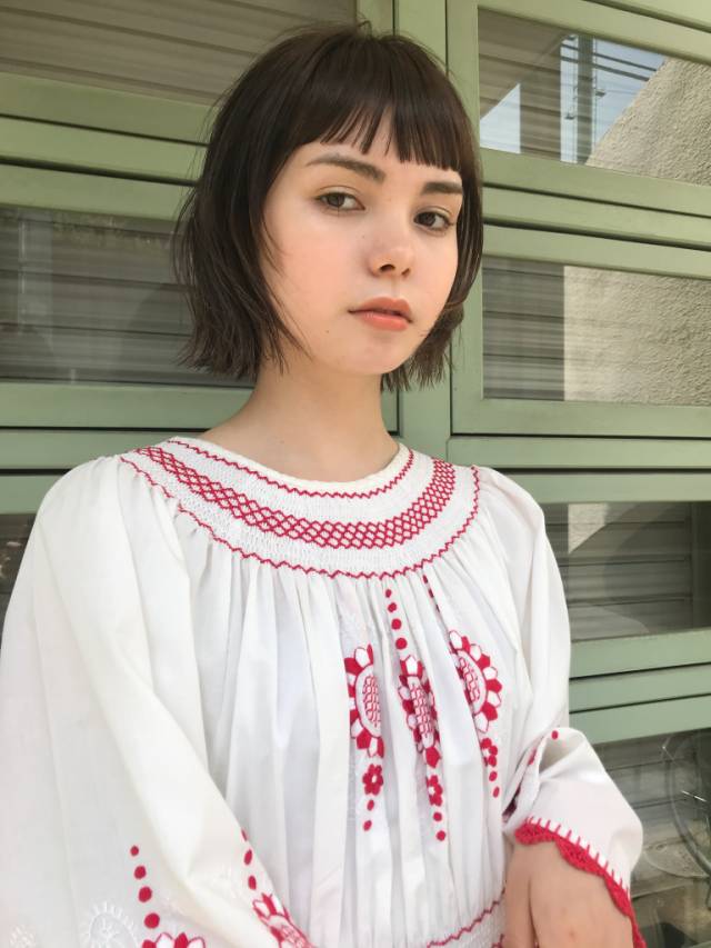 セミロングヘアスタイル  gokan OMOTESANDO うざバング センターパート 無造作 シースルーバング ゴールドピン 外国人風 ラフ 外ハネ アンニュイ 透明感 ウェット アッシュ ウェーブ