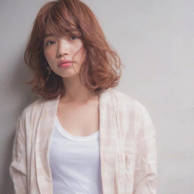 ボブヘアスタイル  外国人風 無造作 タイト かきあげバング 耳かけ セミウェット カジュアル ラフ シャツ 赤リップ emma ボルドー ファッション depart 南青山店
