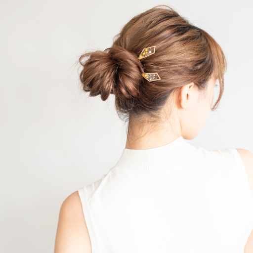 ヘアアレンジヘアスタイル  ヘアーサロン　Loufreasy シースルーバング ゴールドピン ゴールドピンアレンジ アッシュ 結婚式 ラフ 無造作 外国人風 ルーズ ナチュラル 二次会 パーティーアレンジ アレンジ お団子 お団子ヘア お団子アレンジ 低めお団子アレンジ