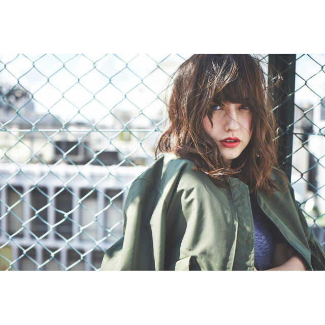 セミロングヘアスタイル   ナチュラル ラフ 無造作 うざバング 透明感 ウェット 外国人風 アンニュイ ウェーブ ダークトーン くせ毛風 表参道 ルーズ アッシュ 抜け感 大人可愛い 外ハネ ロブ
