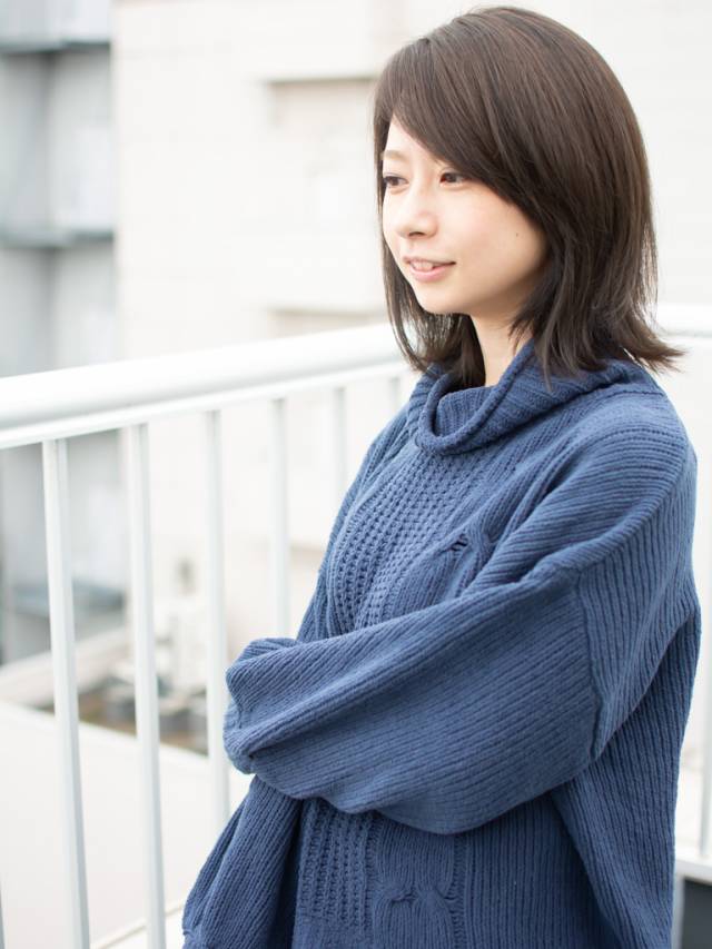 ボブヘアスタイル  うざバング センターパート 編みこみ シースルーバング 無造作 外国人風 ゴールドピン 黒髪 ラフ 耳かけ 外ハネ アンニュイ ウェット かきあげバング ウェーブ 結婚式 デニム アッシュ 透明感