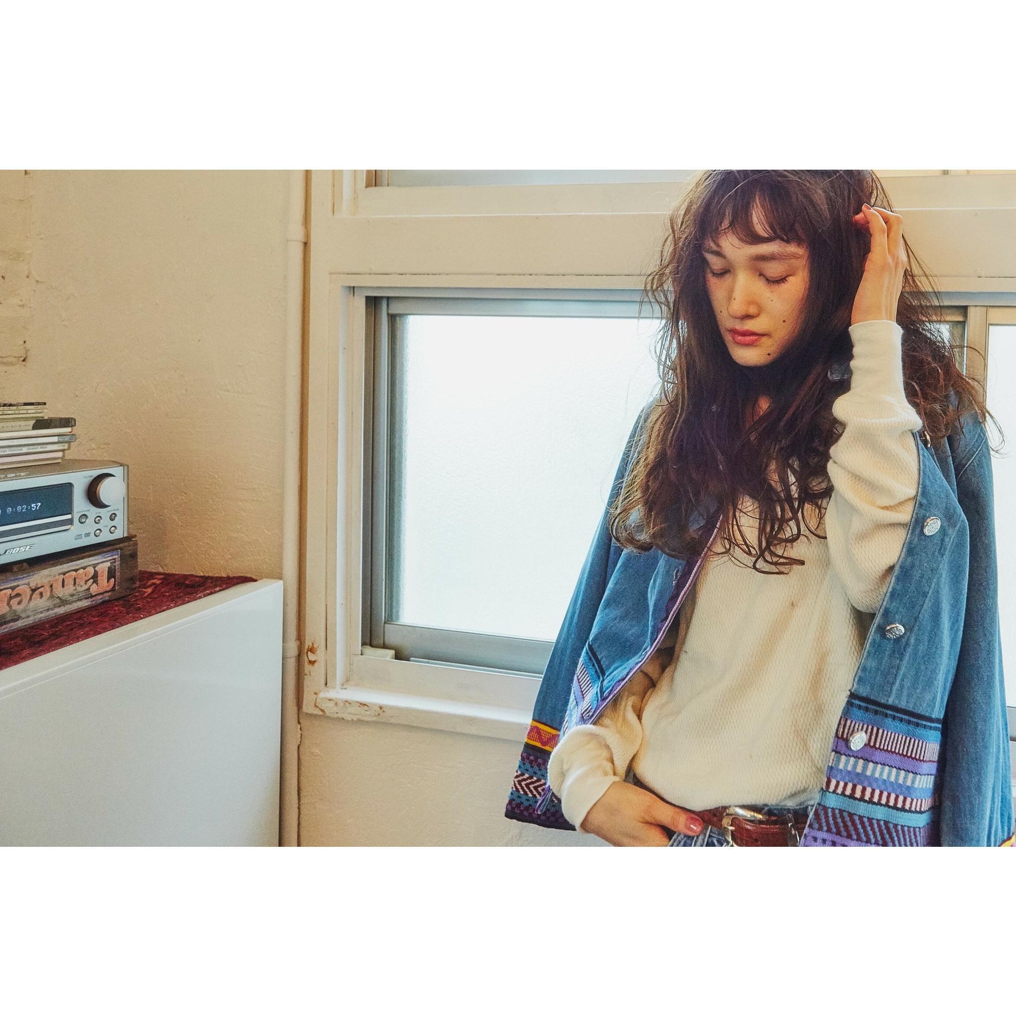 ロングヘアスタイル  ナチュラル ラフ 無造作 うざバング 透明感 シースルーバング　 ウェット 外国人風 アンニュイ ウェーブ ダークトーン くせ毛風 表参道 デニム ルーズ アッシュ 抜け感 大人可愛い