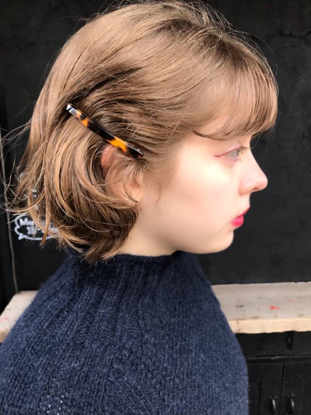 ロングヘアスタイル  うざバング センターパート 編みこみ 無造作 外国人風 シースルーバング ゴールドピン 黒髪 ラフ 耳かけ 外ハネ アンニュイ ウェット かきあげバング 透明感 結婚式 デニム ウェーブ 簡単アレンジ アレンジ