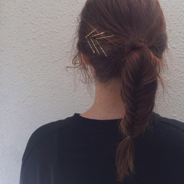 ボブヘアスタイル  外国人風 ウェーブ ランダム くせ毛風 束感 ハイライト かきあげバング セミウェット ラフ カーキ ファッション オレンジリップ emma depart 南青山店