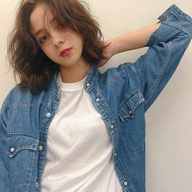 ミディアムヘアスタイル  外国人風 無造作 ラフ くせ毛風 ランダム ウェーブ センターパート うざバング カジュアル 赤リップ 白T デニム デニムシャツ stand
