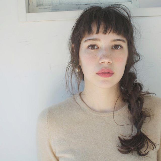 ヘアアレンジヘアスタイル  ショートバング 眉上バング ダークトーン アッシュ オリーブアッシュ 外国人風 透明感 サイドアレンジ 三つ編み ラフ LOAVE AOYAMA