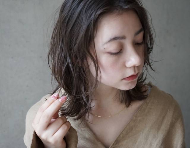 メンズのベリーショートヘアスタイル  モテ メンノン風 無造作 好感度 アップバング 簡単スタイリング ダークトーン