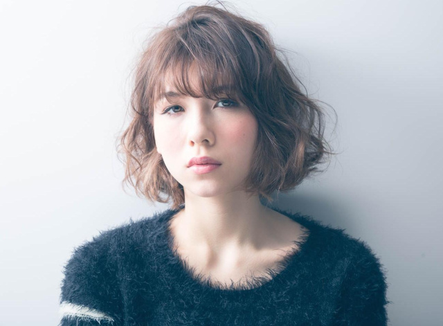 セミロングヘアスタイル  畑田萌 ショートバング 眉上バング くせ毛風 代官山 中目黒 グラデーションカラー roma