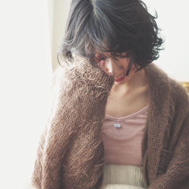 ボブヘアスタイル  ボブ ダークトーン ダークアッシュ 赤リップ ふんわりバング 流しバング 重めスタイル 重めバング 黒髪 黒髪ボブ 美容室regilo カット カラー 艶カラー REGILO