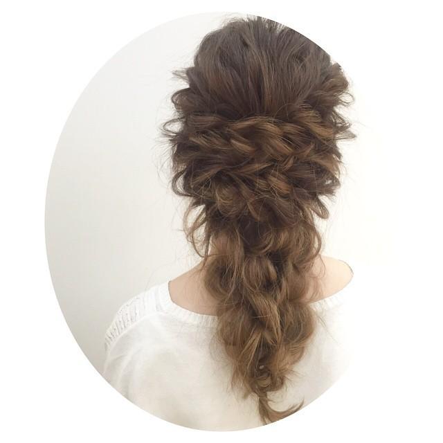 セミロングヘアスタイル  ハイトーン ブリーチ Wカラー ハニーベージュ ストレート ワンカール
