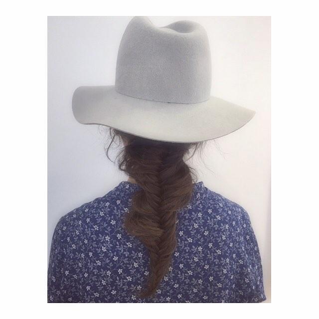 ヘアアレンジヘアスタイル  ロングアレンジ カジュアルアレンジ ダウンスタイル フィッシュボーン 無造作 ラフ ナチュラル ハット 花柄