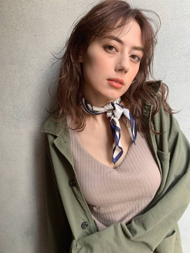 ミディアムヘアスタイル  くせ毛風 透明感 ダークトーン うざバング ラフ 外ハネ センターパート シースルーバング アッシュ ウェット アンニュイ 外国人風 ウェーブ かきあげバング 無造作 ベージュカラー 耳かけ モテ
